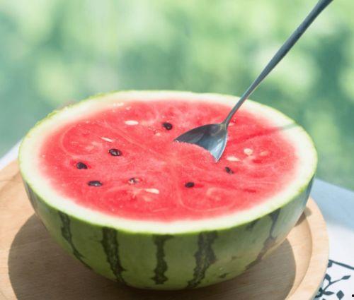 认真吃瓜网红图片,揭秘“认真吃瓜网红”的爆红之路  第2张